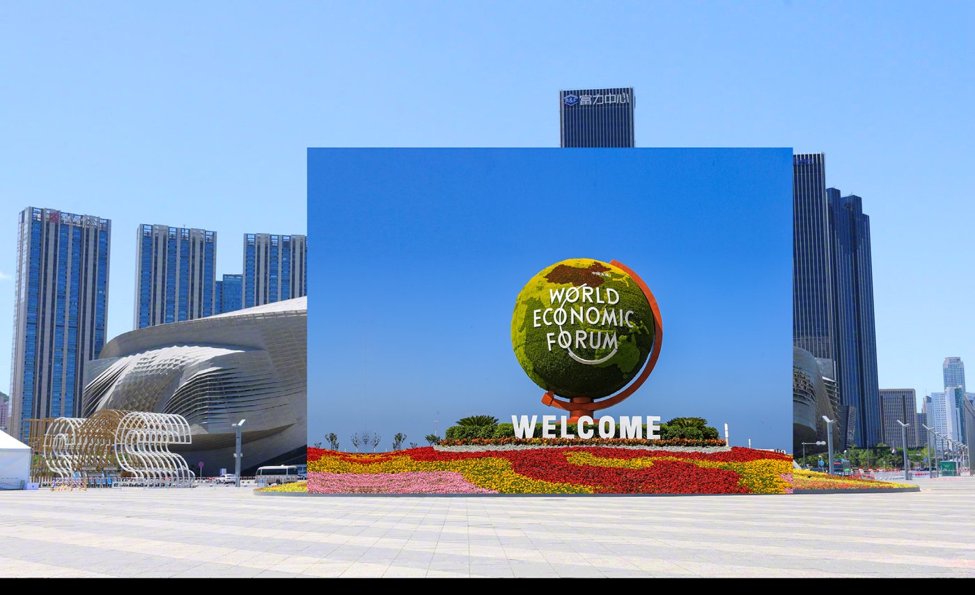 The NST painting robot presented at the World Economic Forum meeting in Dalian